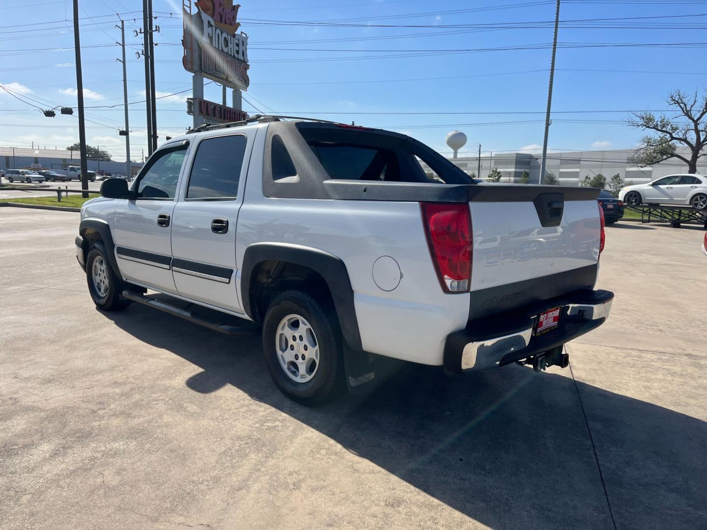 2004 white /gray Chevrolet Avalanche 1500 2WD (3GNEC12T84G) with an 5.3L V8 OHV 16V engine, 4-Speed Automatic Overdrive transmission, located at 14700 Tomball Parkway 249, Houston, TX, 77086, (281) 444-2200, 29.928619, -95.504074 - Photo#4